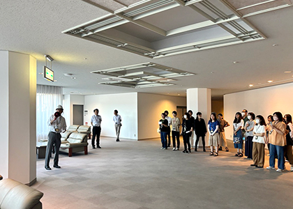 訓練に真剣に参加する当社スタッフたち