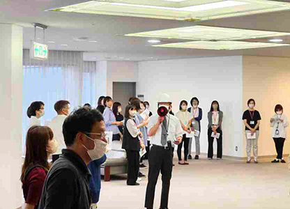 訓練に真剣に参加する当社スタッフたち