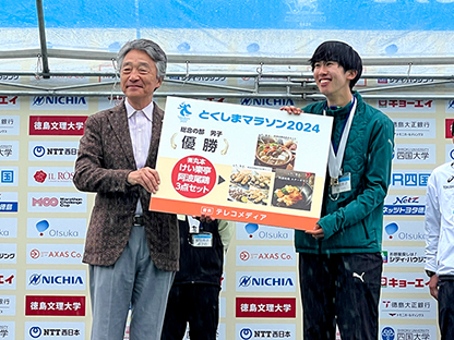 表彰目録授与に登壇する当社の関田会長