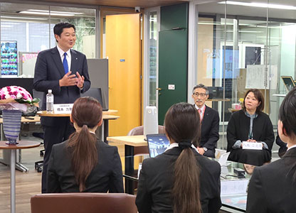 新入社員に祝辞を送る橋本社長